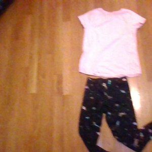 outfit plane pink shirt and black leggins with unicorns